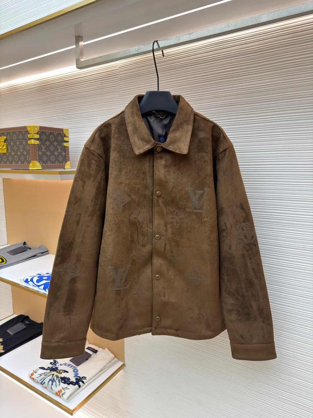 LOUIS VUITTON embroidered suede long-sleeved jacket shirt ●Original version: purchased and developed by 36622 ●Item number: 1682040-C20 ●Material: suede fabric ●Technology: embroidery production ●Color: brown ●Type: fitted version ●Weight: about 1420 grams ●Size: 48-50-52-54 ●Description: Customized original buttons With its elegant tones and exquisite anti-velvet material, it provides a perfect choice for urban elites. The simple design language contains the calmness and restraint of business people, making you feel comfortable in any occasion. The overall wiring is straight and delicate, the fabric is comfortable and soft, and the color is consistent without color difference. It can be matched with the same style to create a fashionable look and control various occasions. Customized accessories, complete with three standards, same style for men and women!